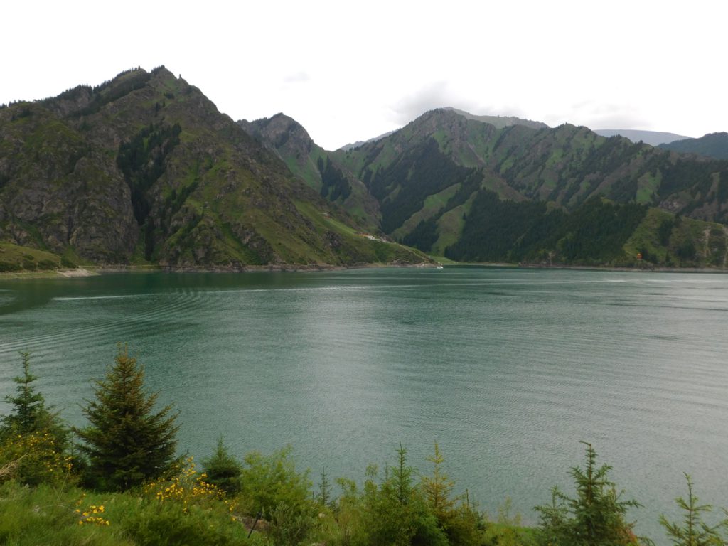 新疆ウィグル自治区・天山天池／南山牧場／奎屯河大峡谷の写真　天山の山懐に抱かれて-3
