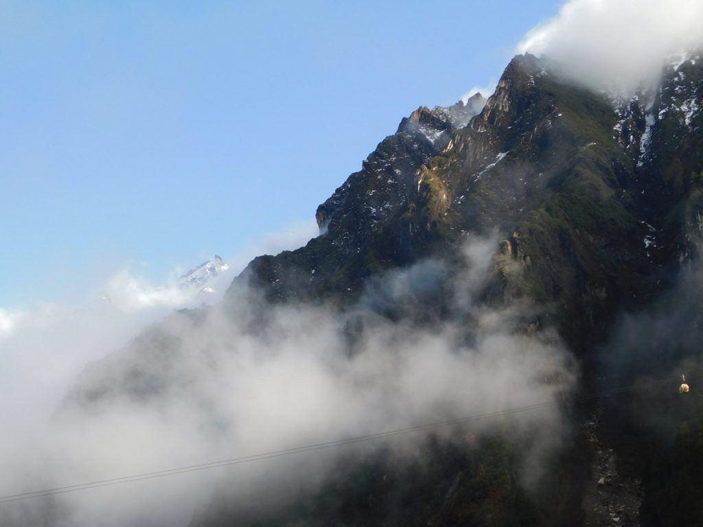 四川省・貢嗄（コンガ）山と海螺（ハイロウ）溝の写真　高山を仰ぐ壮大なドラマ-2