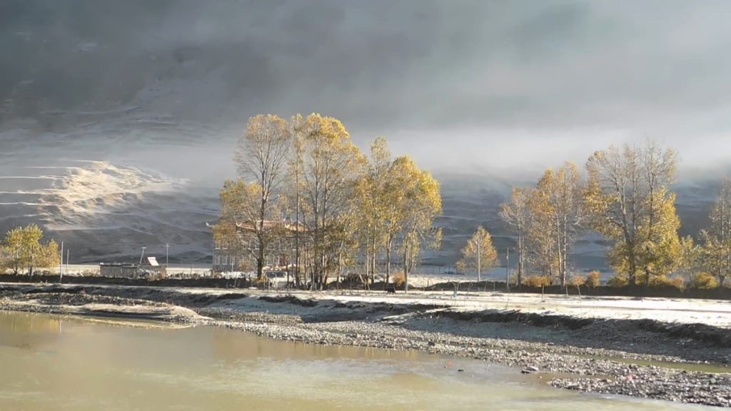 四川省・新都橋の霜の朝／塔公寺／塔公草原の写真　祈りの道を行く-1