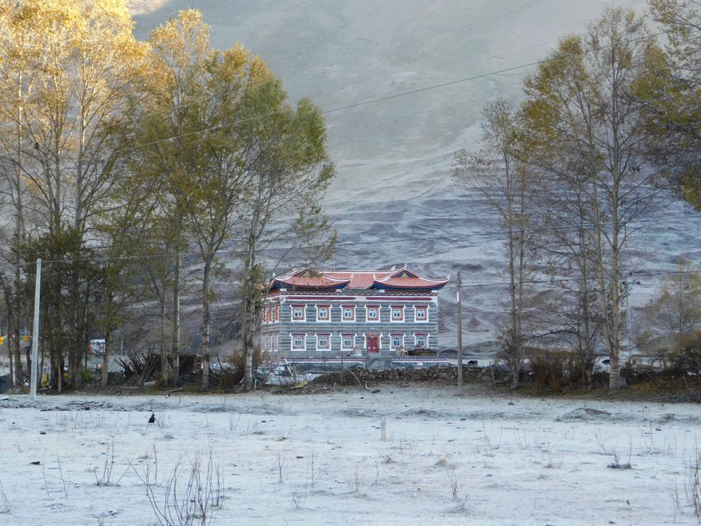 四川省・新都橋の霜の朝／塔公寺／塔公草原の写真　祈りの道を行く-2