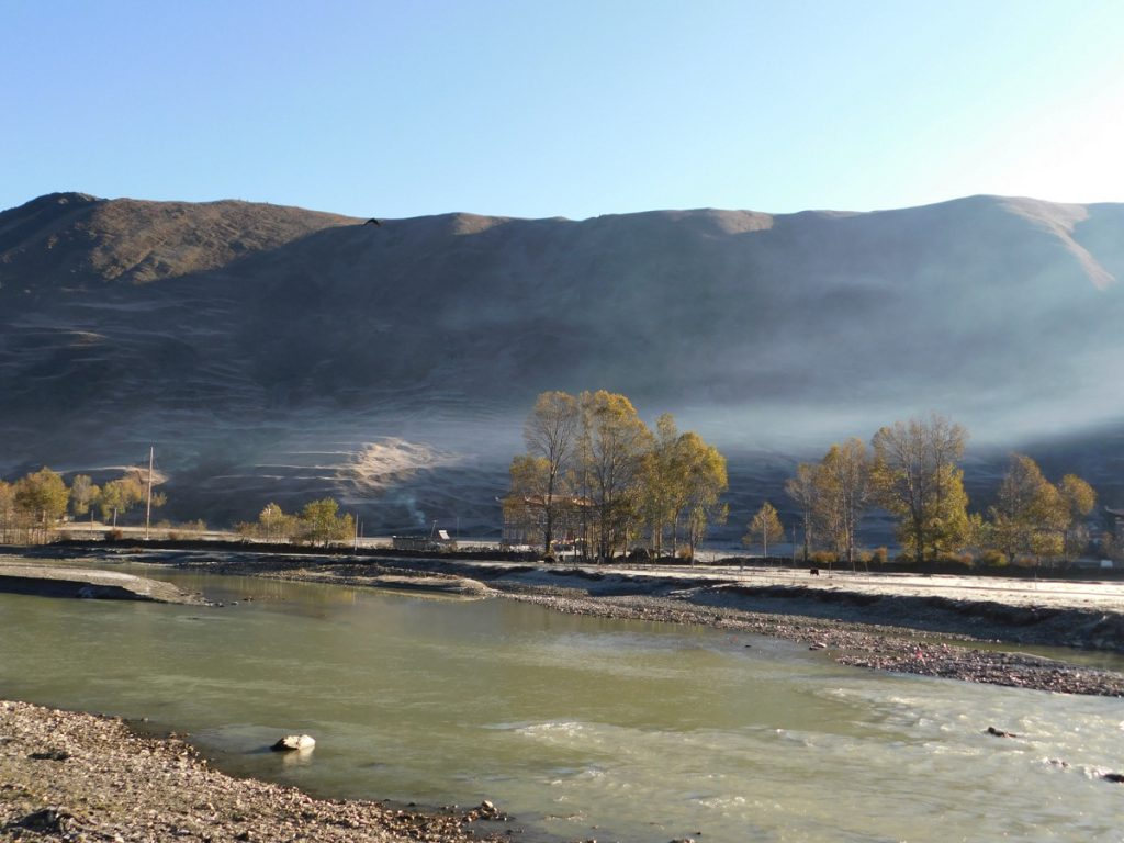 四川省・新都橋の霜の朝／塔公寺／塔公草原の写真　祈りの道を行く-3