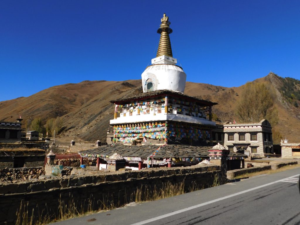四川省・新都橋の霜の朝／塔公寺／塔公草原の写真　祈りの道を行く-5