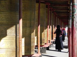 四川省・新都橋の霜の朝 塔公寺 塔公草原の写真 祈りの道を行く2-6