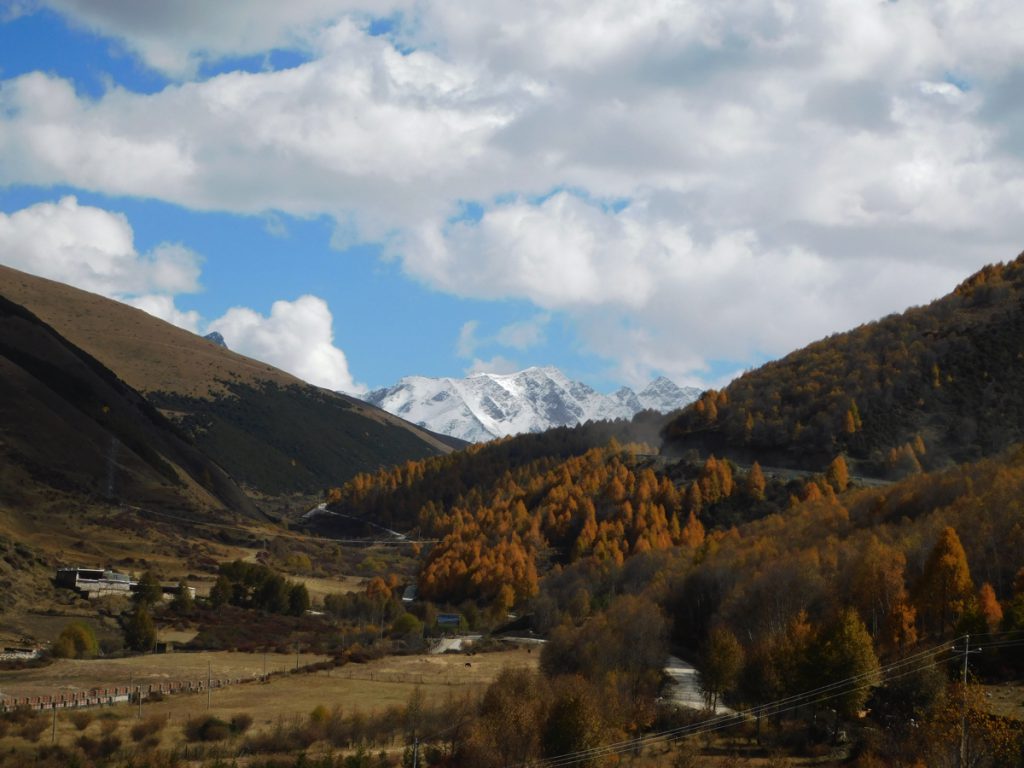 四川省・八美から丹巴路へ／雅拉雪山を望む／紅葉の丹巴路／四姑娘山の秋の写真　錦秋の丹巴路を行く-5