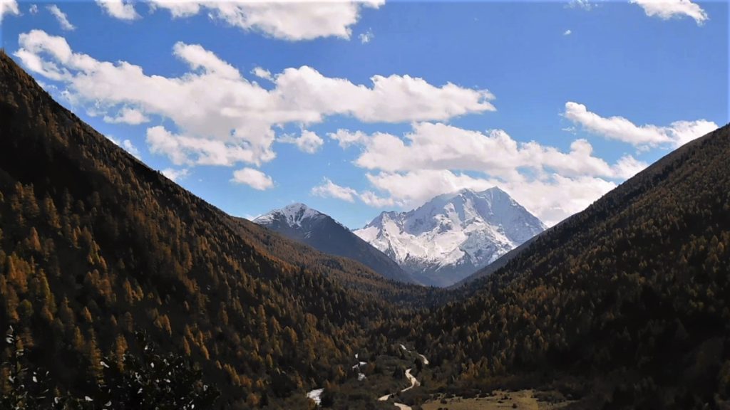 四川省・八美から丹巴路へ 雅拉雪山を望む 紅葉の丹巴路１ 紅葉の丹巴路２ 四姑娘山の秋の写真　錦秋の丹巴路を行く2-1