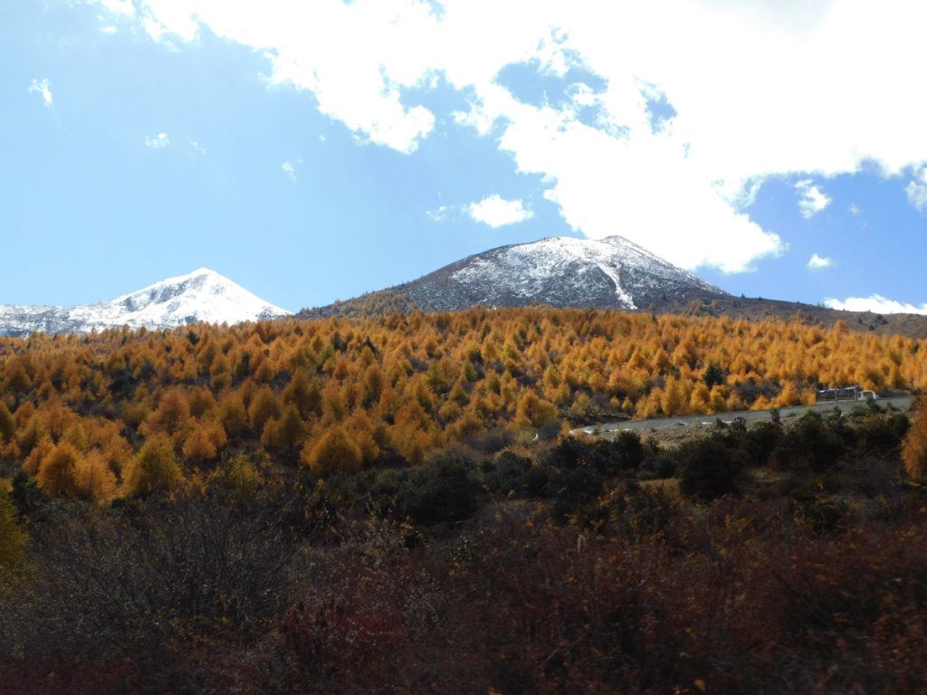四川省・八美から丹巴路へ 雅拉雪山を望む 紅葉の丹巴路１ 紅葉の丹巴路２ 四姑娘山の秋の写真　錦秋の丹巴路を行く2-3