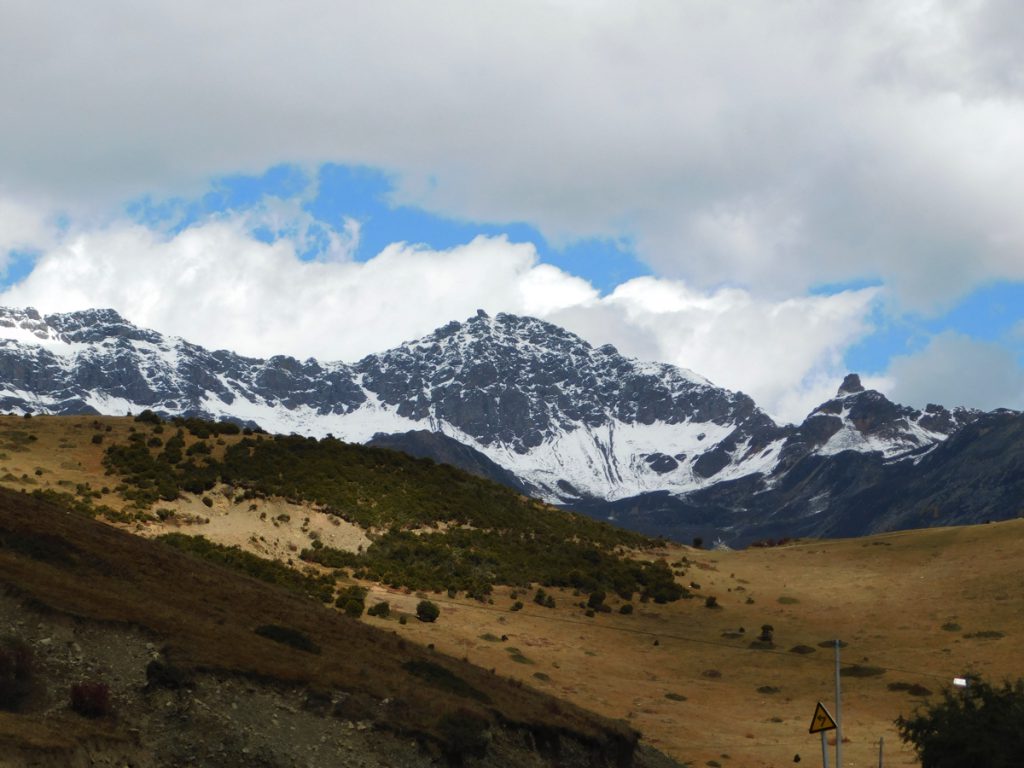 四川省・八美から丹巴路へ 雅拉雪山を望む 紅葉の丹巴路１ 紅葉の丹巴路２ 四姑娘山の秋の写真　錦秋の丹巴路を行く2-4