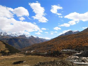 四川省・八美から丹巴路へ 雅拉雪山を望む 紅葉の丹巴路１ 紅葉の丹巴路２ 四姑娘山の秋の写真　錦秋の丹巴路を行く2-6