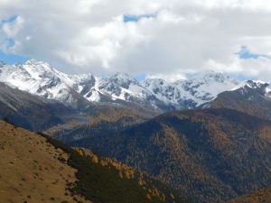 四川省・八美から丹巴路へ 雅拉雪山を望む 紅葉の丹巴路１ 紅葉の丹巴路２ 四姑娘山の秋の写真　錦秋の丹巴路を行く2-7