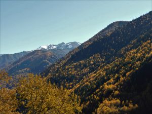 四川省・八美から丹巴路へ 雅拉雪山を望む 紅葉の丹巴路１ 紅葉の丹巴路２ 四姑娘山の秋の写真　錦秋の丹巴路を行く2-8