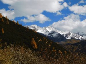 四川省・八美から丹巴路へ 雅拉雪山を望む 紅葉の丹巴路１ 紅葉の丹巴路２ 四姑娘山の秋の写真　錦秋の丹巴路を行く2-9