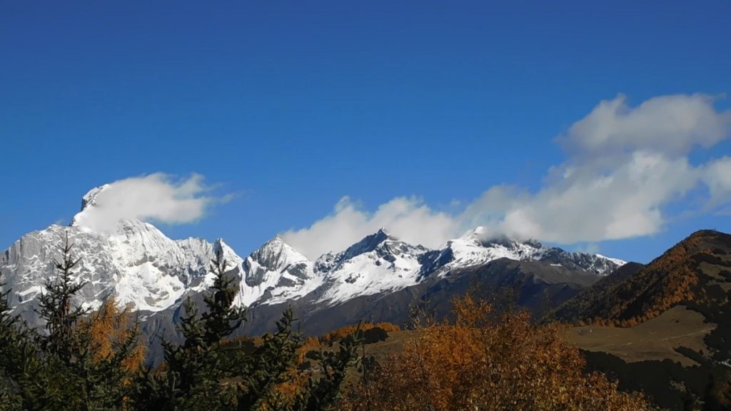 四川省・八美から丹巴路へ 雅拉雪山を望む 紅葉の丹巴路１ 紅葉の丹巴路２ 四姑娘山の秋の写真　錦秋の丹巴路を行く5-1