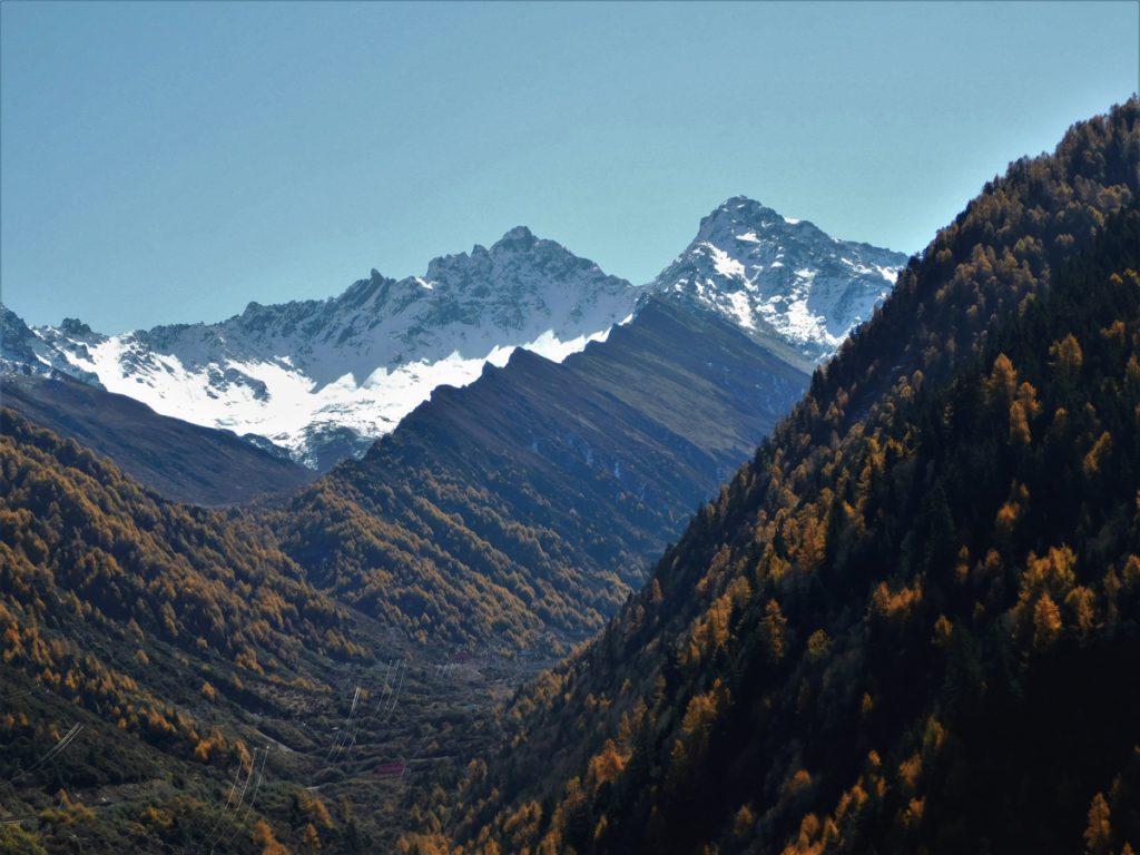 四川省・八美から丹巴路へ 雅拉雪山を望む 紅葉の丹巴路１ 紅葉の丹巴路２ 四姑娘山の秋の写真　錦秋の丹巴路を行く5-2