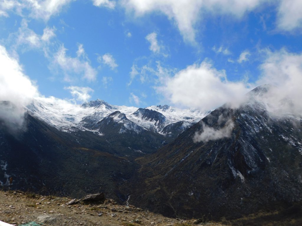 四川省・八美から丹巴路へ 雅拉雪山を望む 紅葉の丹巴路１ 紅葉の丹巴路２ 四姑娘山の秋の写真　錦秋の丹巴路を行く5-4