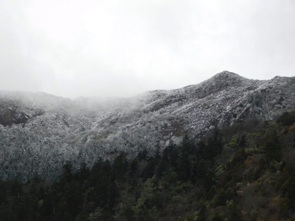 四川省・八美から丹巴路へ 雅拉雪山を望む 紅葉の丹巴路１ 紅葉の丹巴路２ 四姑娘山の秋の写真　錦秋の丹巴路を行く5-5
