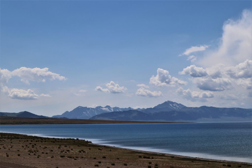 新疆ウィグル自治区・賽里木（サリム）湖、果子溝の写真　碧水、碧空、山花爛漫の伊犁河谷へ-1