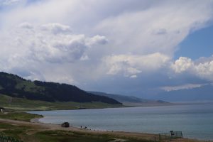 新疆ウィグル自治区・賽里木（サリム）湖、果子溝の写真　碧水、碧空、山花爛漫の伊犁河谷へ-10