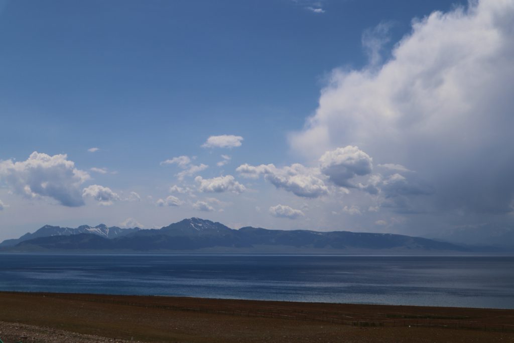 新疆ウィグル自治区・賽里木（サリム）湖、果子溝の写真　碧水、碧空、山花爛漫の伊犁河谷へ-2