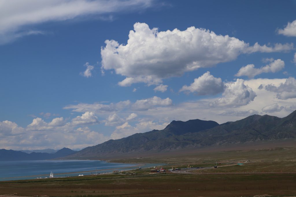 新疆ウィグル自治区・賽里木（サリム）湖、果子溝の写真　碧水、碧空、山花爛漫の伊犁河谷へ-3
