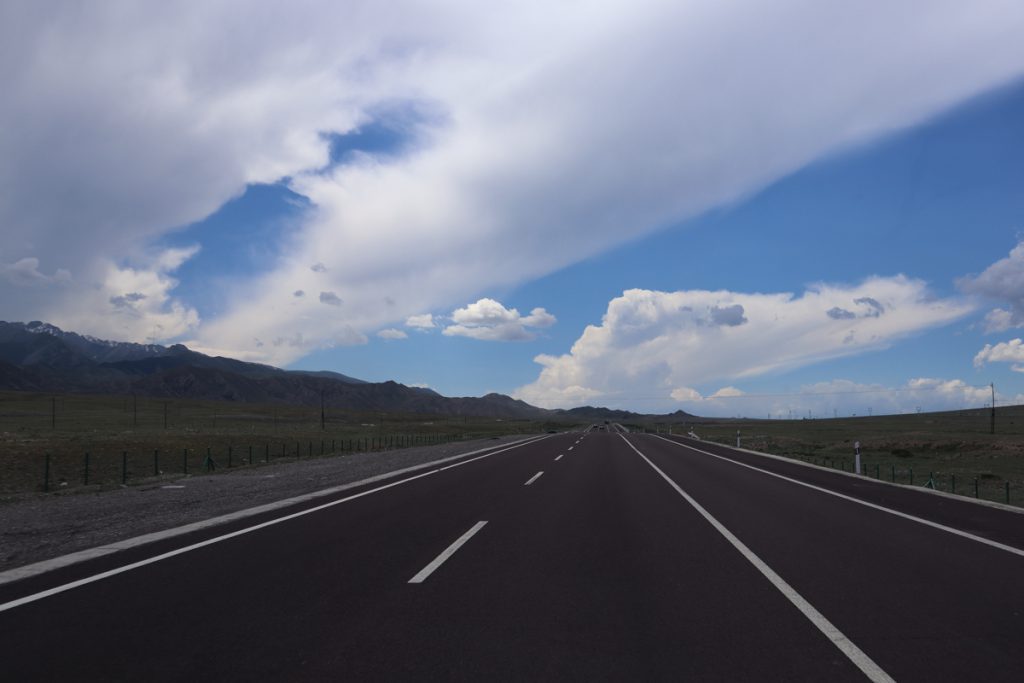 新疆ウィグル自治区・賽里木（サリム）湖、果子溝の写真　碧水、碧空、山花爛漫の伊犁河谷へ-4