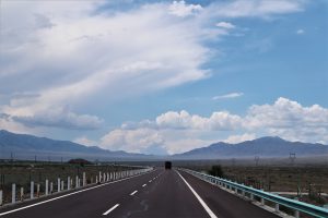 新疆ウィグル自治区・賽里木（サリム）湖、果子溝の写真　碧水、碧空、山花爛漫の伊犁河谷へ-9