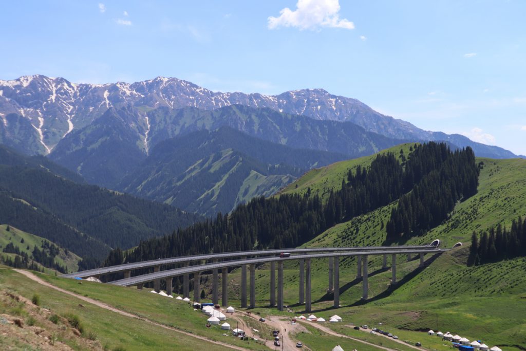 新疆ウィグル自治区・賽里木（サリム）湖、果子溝の写真　碧水、碧空、山花爛漫の伊犁河谷へ2-1