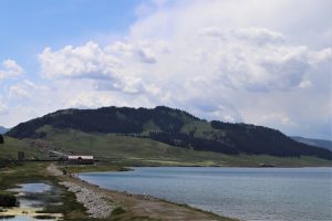 新疆ウィグル自治区・賽里木（サリム）湖、果子溝の写真　碧水、碧空、山花爛漫の伊犁河谷へ2-11