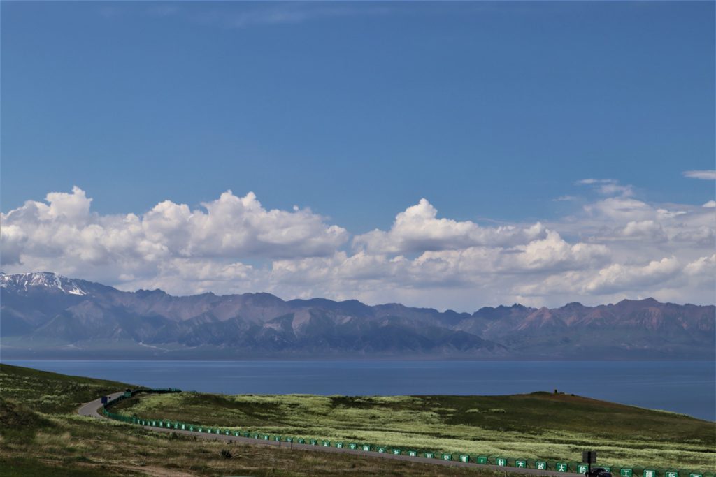 新疆ウィグル自治区・賽里木（サリム）湖、果子溝の写真　碧水、碧空、山花爛漫の伊犁河谷へ2-2