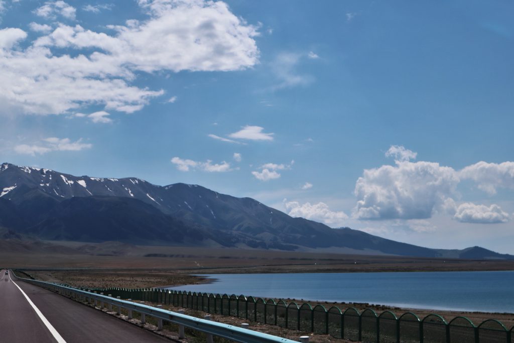 新疆ウィグル自治区・賽里木（サリム）湖、果子溝の写真　碧水、碧空、山花爛漫の伊犁河谷へ2-3