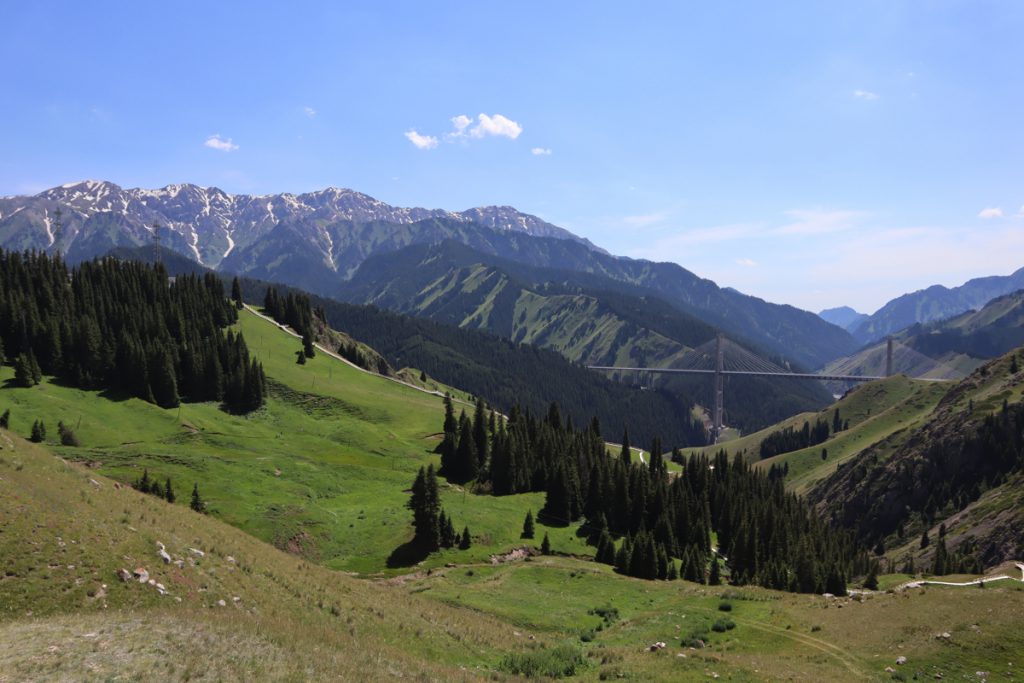 新疆ウィグル自治区・賽里木（サリム）湖、果子溝の写真　碧水、碧空、山花爛漫の伊犁河谷へ2-4