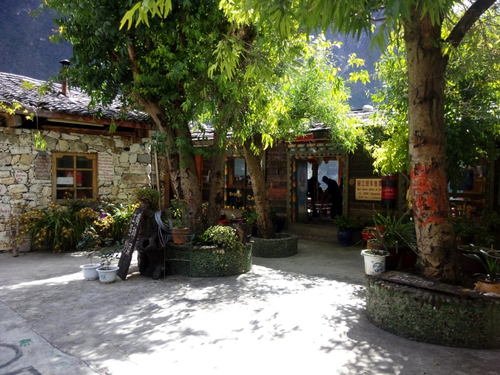 雲南省・虎跳峡と神河橋／哈巴（ハバ）雪山と玉龍雪山の写真　天空の路を行く-1