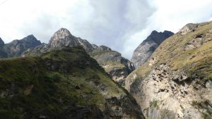 雲南省・虎跳峡と神河橋／哈巴（ハバ）雪山と玉龍雪山の写真　天空の路を行く-10
