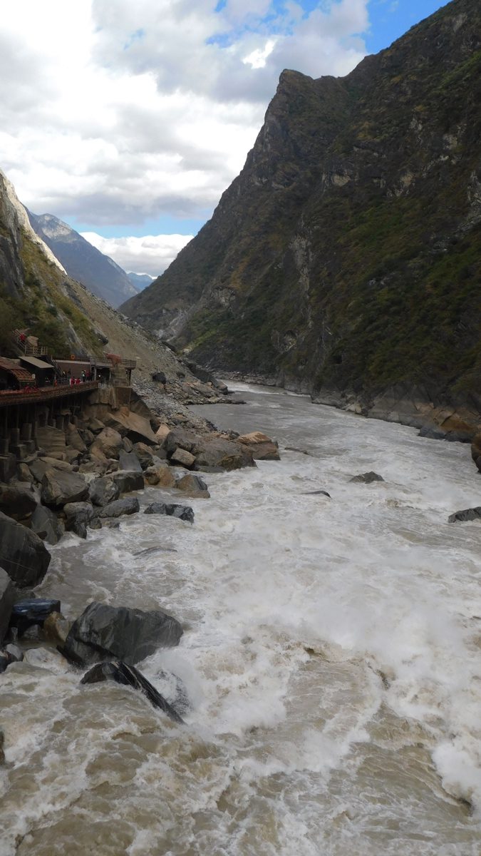 雲南省・虎跳峡と神河橋／哈巴（ハバ）雪山と玉龍雪山の写真　天空の路を行く-2