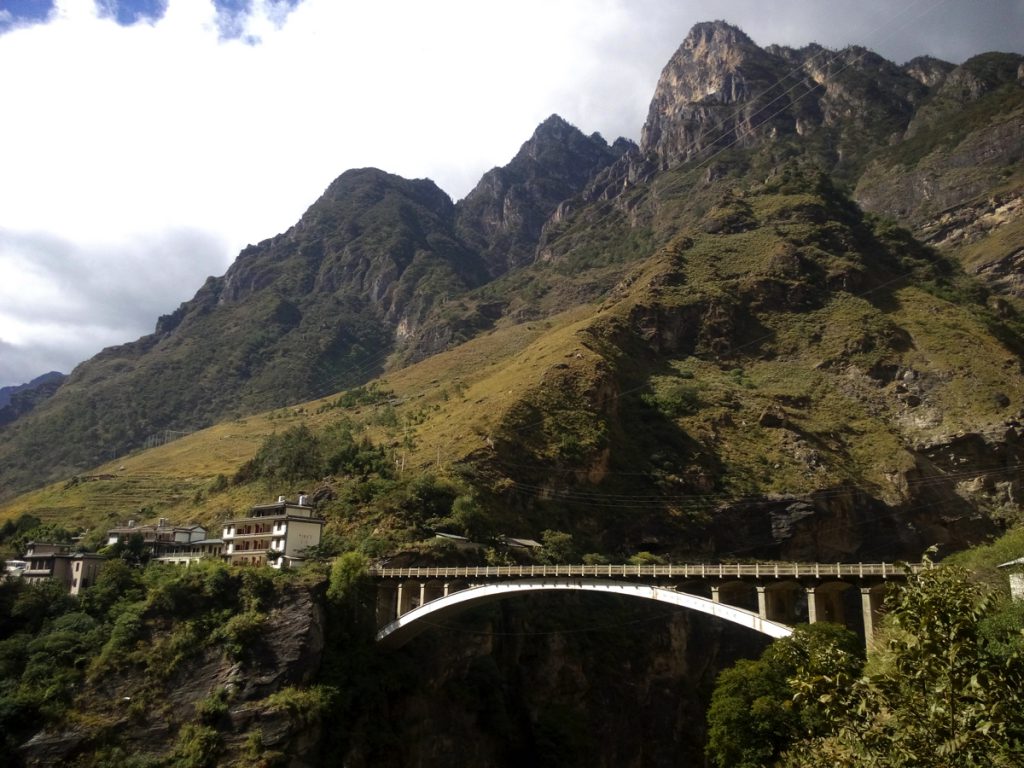 雲南省・虎跳峡と神河橋／哈巴（ハバ）雪山と玉龍雪山の写真　天空の路を行く-3