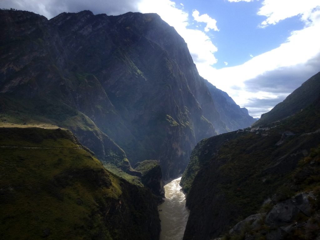 雲南省・虎跳峡と神河橋／哈巴（ハバ）雪山と玉龍雪山の写真　天空の路を行く-5
