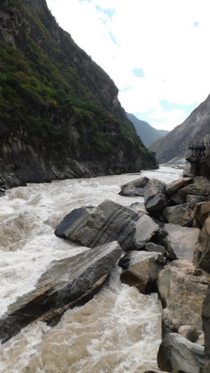 雲南省・虎跳峡と神河橋／哈巴（ハバ）雪山と玉龍雪山の写真　天空の路を行く-7