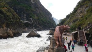 雲南省・虎跳峡と神河橋／哈巴（ハバ）雪山と玉龍雪山の写真　天空の路を行く-8