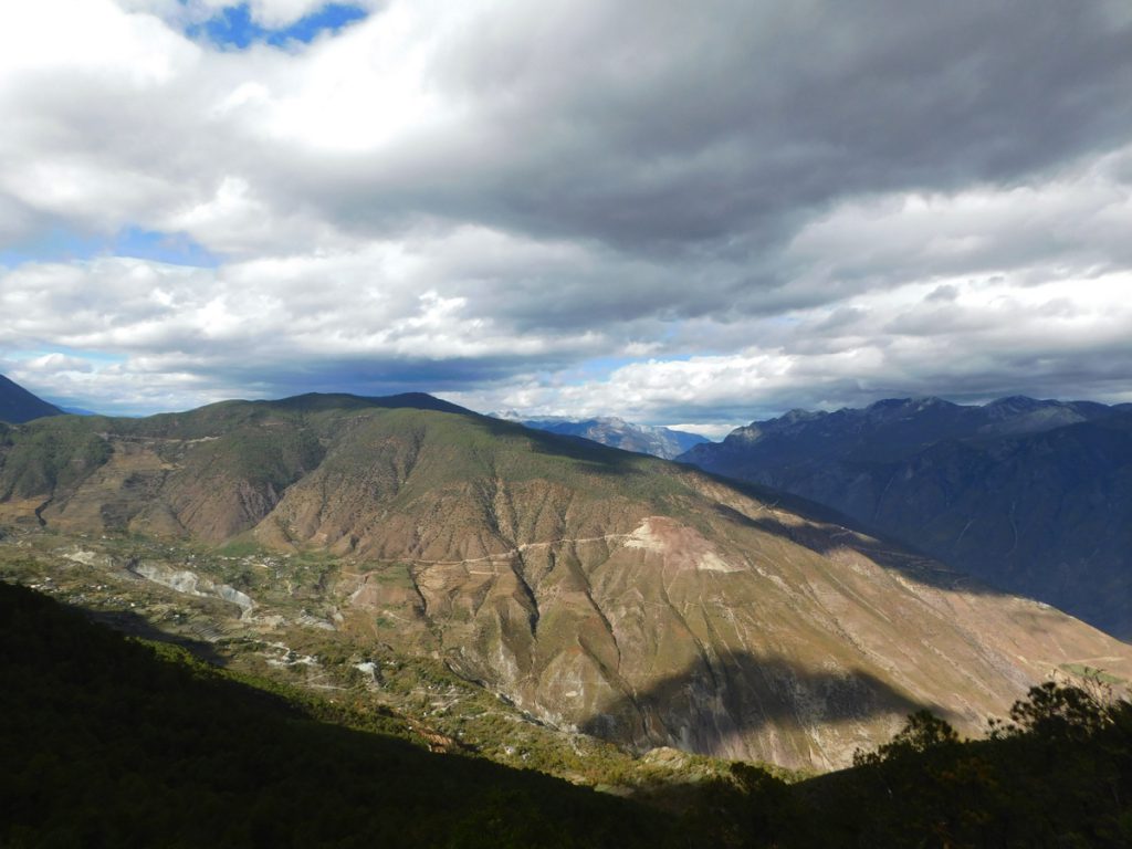 雲南省・虎跳峡と神河橋、哈巴（ハバ）雪山と玉龍雪山の写真　天空の路を行く2-3