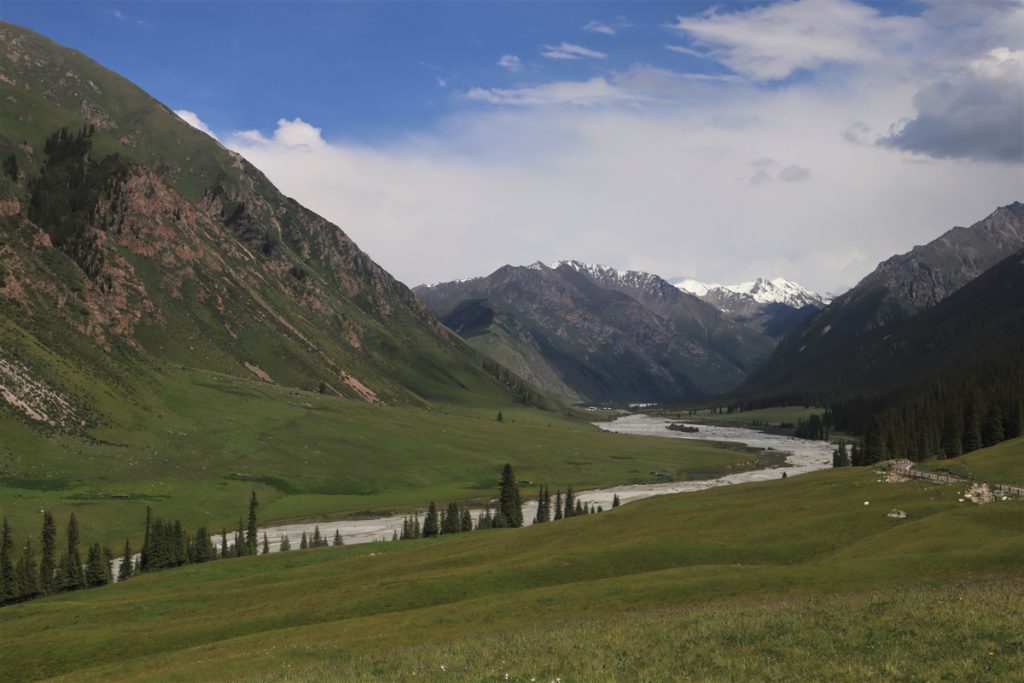 新疆ウィグル自治区・夏塔古道の写真　シルクロードの古道を歩く-1