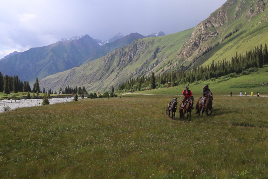 新疆ウィグル自治区・夏塔古道の写真　シルクロードの古道を歩く3-4