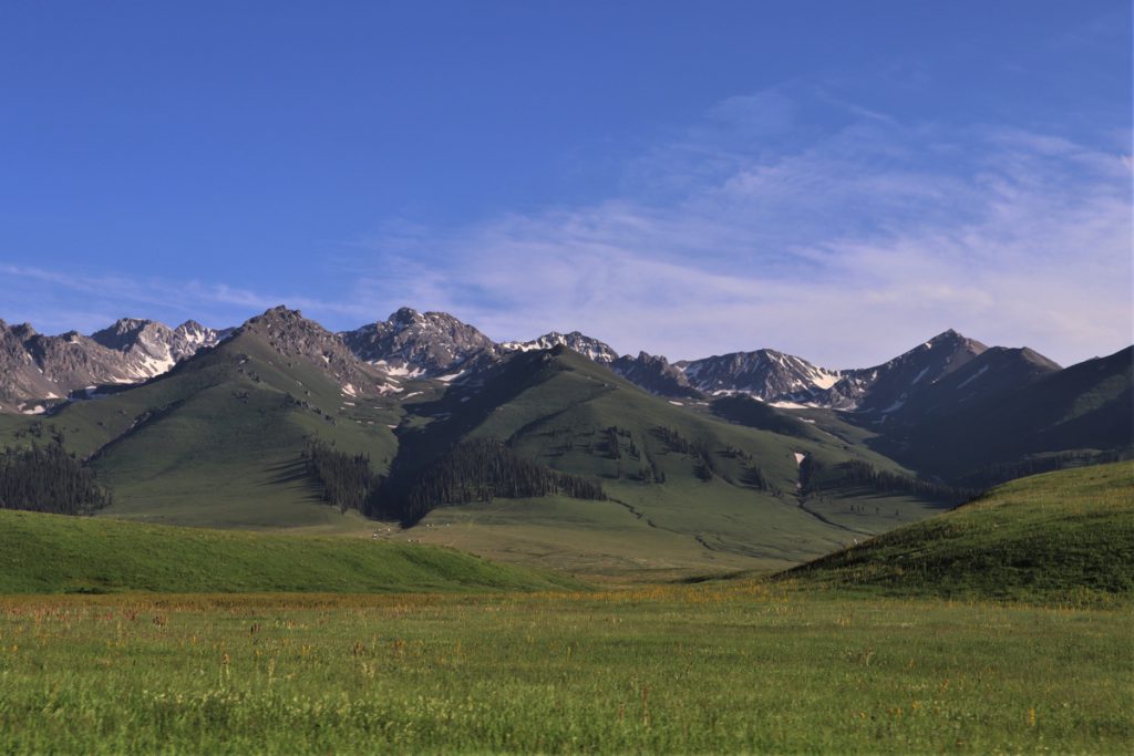 新疆ウィグル自治区・那拉堤（ナラテー）の写真　清風吹き渡る三面青山の草原劇場-2