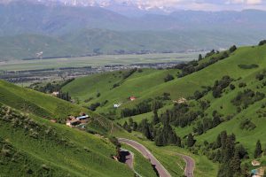 新疆ウィグル自治区・那拉堤（ナラテー）の写真　清風吹き渡る三面青山の草原劇場-7