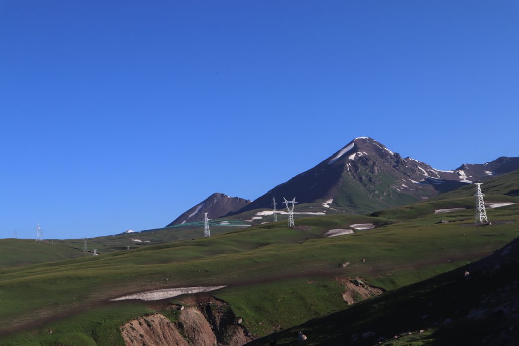 新疆ウィグル自治区・中天山から国道218号を行くの写真　天山の浪漫の回廊-1