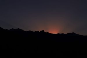 新疆ウィグル自治区・中天山から国道218号を行くの写真　天山の浪漫の回廊-10