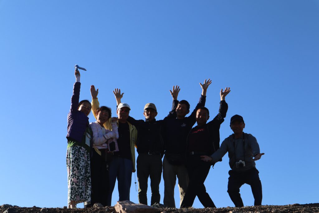 新疆ウィグル自治区・中天山から国道218号を行くの写真　天山の浪漫の回廊-3