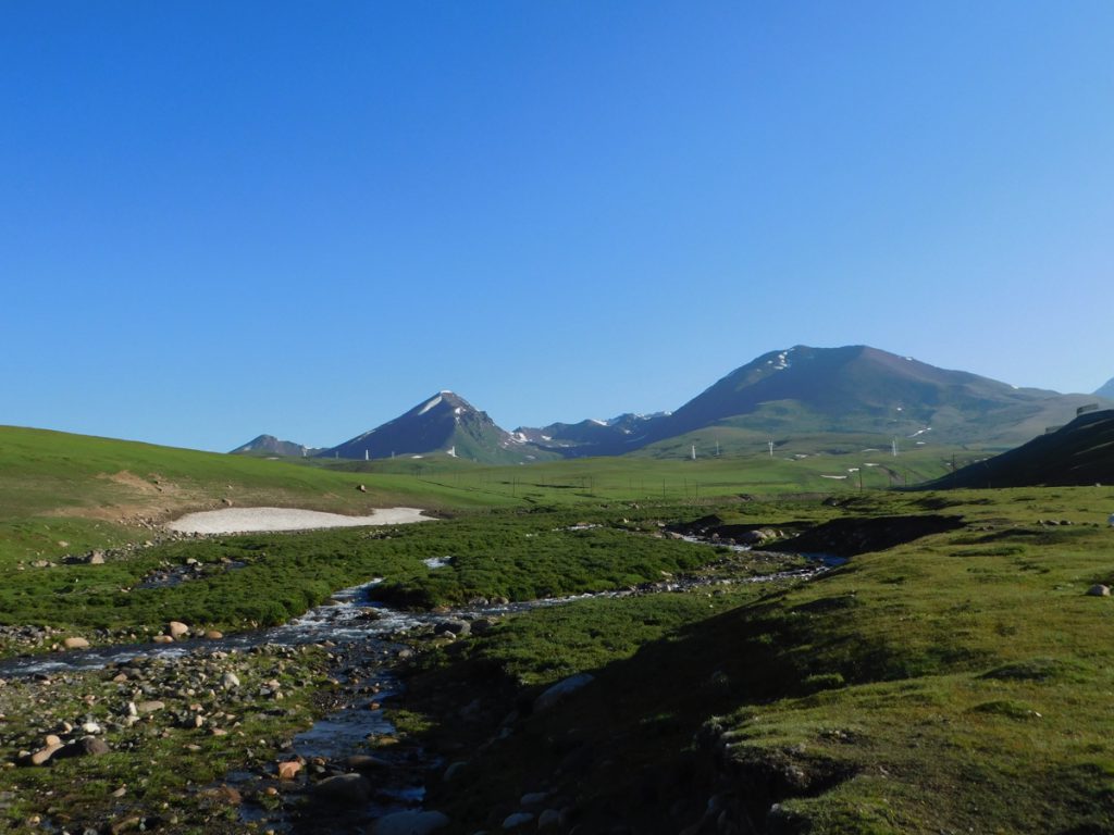 新疆ウィグル自治区・中天山から国道218号を行くの写真　天山の浪漫の回廊-4