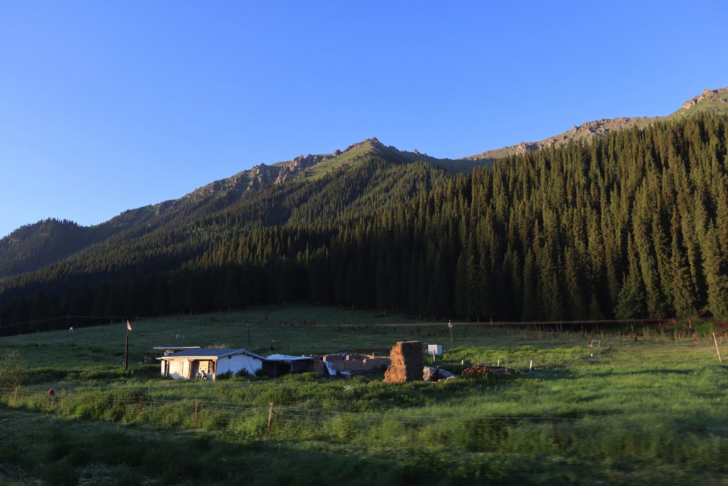 新疆ウィグル自治区・中天山から国道218号を行くの写真　天山の浪漫の回廊-5