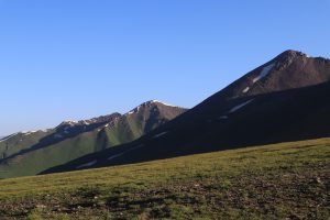新疆ウィグル自治区・中天山から国道218号を行くの写真　天山の浪漫の回廊-7