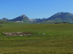 新疆ウィグル自治区・中天山から国道218号を行くの写真　天山の浪漫の回廊-9