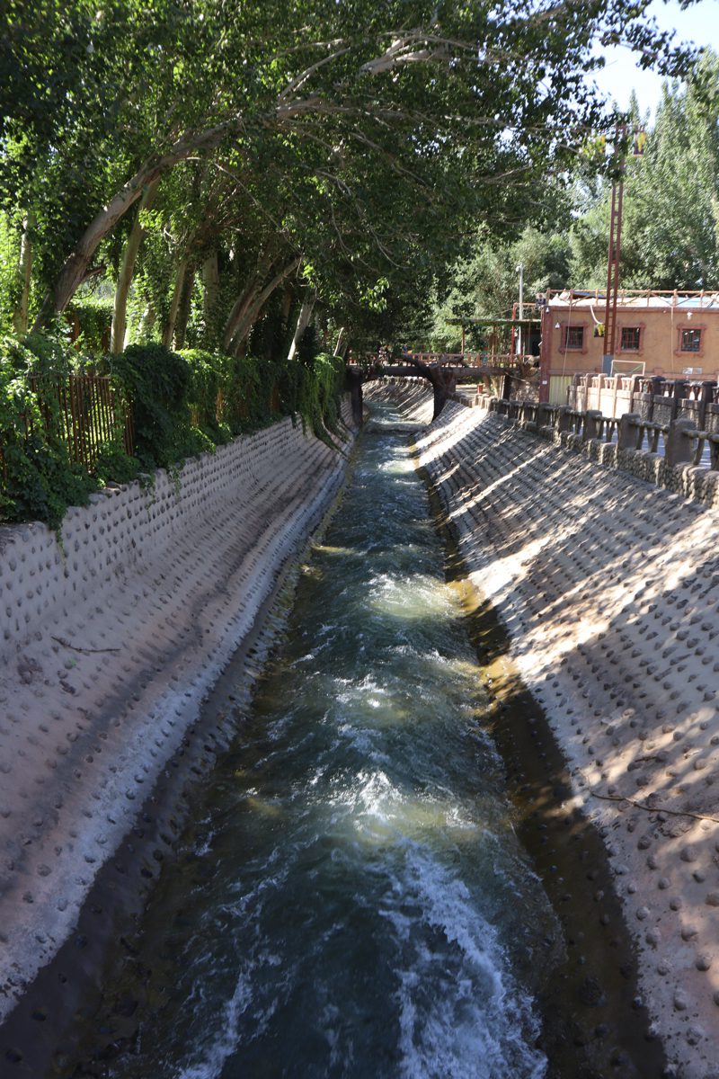 新疆ウィグル自治区・火焔山、葡萄溝の写真　灼熱の大地を歩き緑の谷で憩う2-3
